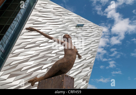 Titanica, sculpture à Titanic Belfast, en Irlande du Nord Banque D'Images