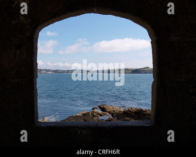 Voir l'estuaire de la FAL à travers l'un des sabords du blockhaus connue sous le nom de Little Dennis, Point de Pendennis, Falmouth, Cornwall Banque D'Images