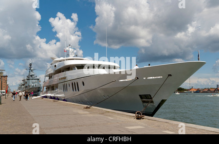 Mega bateau yacht amarré au port de Copenhague, Danemark, Europe Banque D'Images