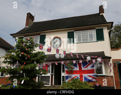 Maison Ornée de banderoles et drapeaux Union Jack La célébration du Jubilé de diamant de la Reine lors d'une partie de la rue Surrey England Banque D'Images