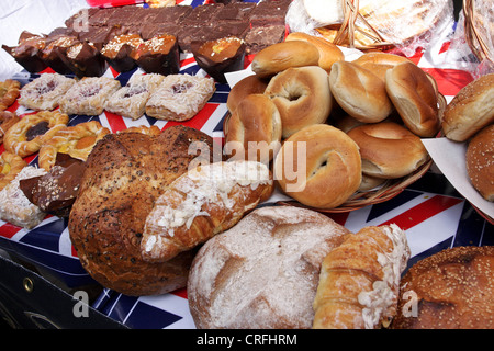 Divers produits de boulangerie avec pain, gâteaux et croissants tout au cours de l'affichage temporaire sur Marylebone Fayre à Londres 2012 Banque D'Images