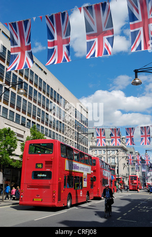 Union Jack drapeaux et les autobus rouges à Oxford Street, London, UK Banque D'Images
