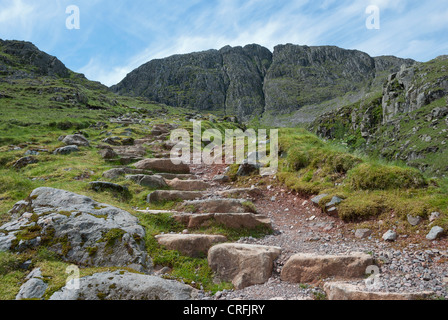 Jusqu'à l'égard des grains Gill sentier Grand fin, sur la route de Scafell Pike, Lake District, Cumbria. Banque D'Images