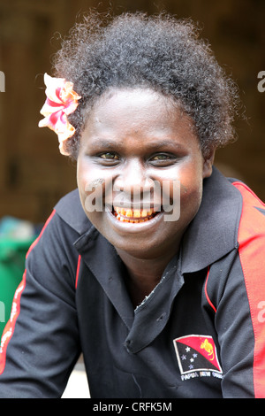 Jeune femme à la mastication des dents de bétel, sur l'île de Bougainville, en Papouasie-Nouvelle-Guinée Banque D'Images