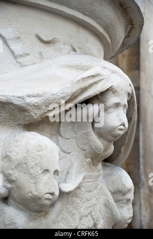 Sculptures sur pierre de chérubins sur l'extérieur de St Alfege Church, Greenwich, London, UK Banque D'Images