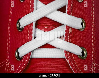 Dentelle blanc sur rouge sneakers close up Banque D'Images