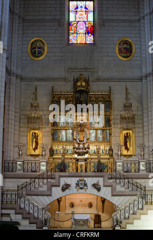 Maître-Autel dans la cathédrale de la Almudena à Madrid, Espagne. Banque D'Images