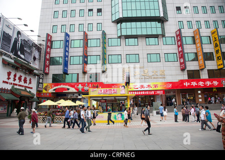 Scène dans le quartier commerçant de Wangfujing à Beijing, Chine. Banque D'Images