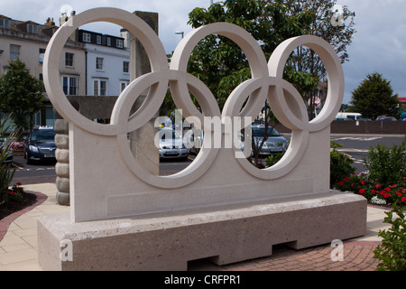 Une statue de l'Anneaux olympiques réalisés par Albion pierre de Portland a été placé à l'entrée de la gare de Weymouth. Banque D'Images