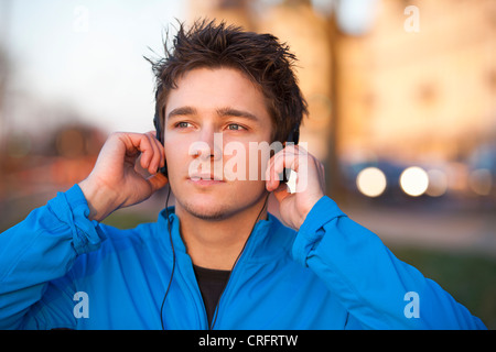 Man listening to headphones outdoors Banque D'Images