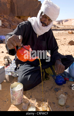 Verser le thé Touareg, cérémonie du thé, l'Algérie, Sahara Banque D'Images