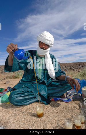 Verser le thé Touareg, cérémonie du thé, l'Algérie, Sahara Banque D'Images