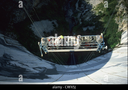 Le géant de Tignes peint sur le barrage, France, Savoie Banque D'Images