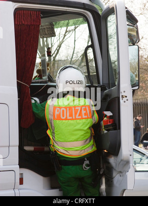 La police au commande du chariot Banque D'Images