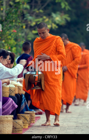 Les moines de Buddhistic passe almsround, Laos, Luang Prabang Banque D'Images