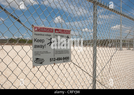 Austin Texas USA, juin 2012: Panneau de danger haute tension sur la clôture de chaînette à la ferme d'énergie solaire au Texas en anglais et en espagnol. ©Marjorie Kamys Cotera Banque D'Images