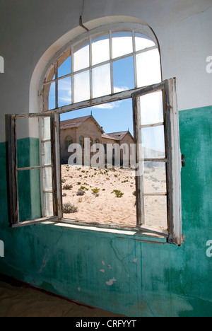 Kolmanskop, ville, vue diamond abandonnés de l'hôpital à la maison du médecin, de la Namibie, Luederitz Banque D'Images