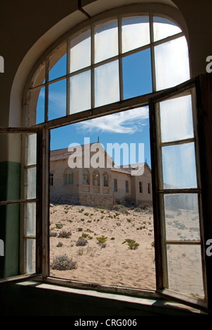 Kolmanskop, ville, vue diamond abandonnés de l'hôpital à la maison du médecin, de la Namibie, Luederitz Banque D'Images