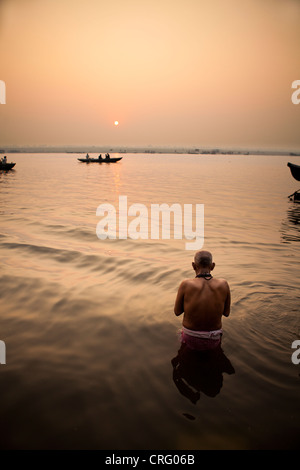 Pèlerin hindous prier dans Ganga River dans le lever du soleil à Varanasi, Uttar Pradesh, Inde Banque D'Images