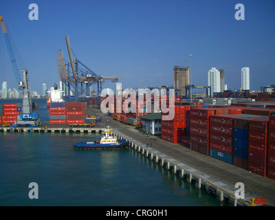 Des conteneurs dans un port, la Colombie, Cartagena Banque D'Images