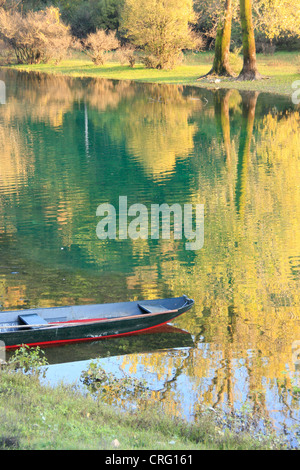 Petit bateau sur la rivière avec des couleurs d'automne, Rijeka Crnojevica, Cetinje, Monténégro Banque D'Images