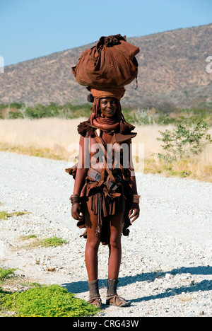 Avec une femme Himba laod sur sa tête, la Namibie Banque D'Images