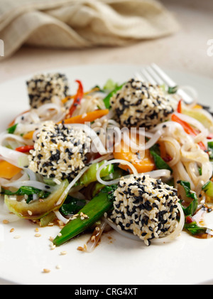 Le tofu frit avec légumes nouilles sautés Repas principal japonais Banque D'Images