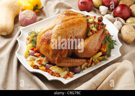 Close up de poulet rôti et légumes Banque D'Images