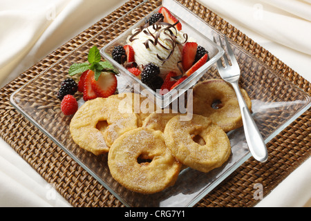 Assiette de glaces et pâtisseries Banque D'Images