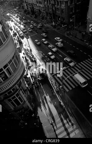 La ligne des gens de trottoirs et voitures emplissent les rues pendant les heures de pointe sur la Gran Via à Madrid, Espagne. Banque D'Images