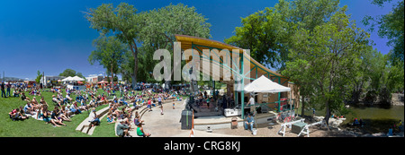 Le fichu rouge, un groupe de musique de quatre jeunes filles joue à l'assemblée annuelle de l'Fibark Festival à Riverside Park, Salida, Colorado. Banque D'Images