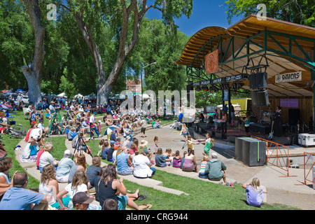 Le fichu rouge, un groupe de musique de quatre jeunes filles joue à l'assemblée annuelle de l'Fibark Festival à Riverside Park, Salida, Colorado. Banque D'Images