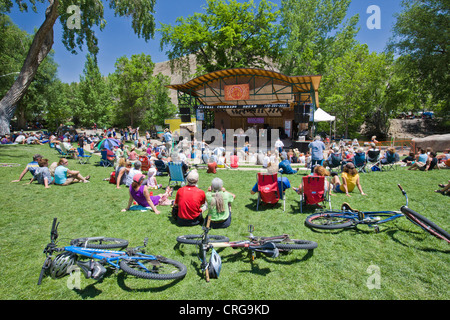 Le fichu rouge, un groupe de musique de quatre jeunes filles joue à l'assemblée annuelle de l'Fibark Festival à Riverside Park, Salida, Colorado. Banque D'Images