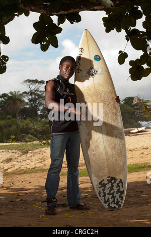 Premiers surfeurs du Libéria - Cottontree à Robertsport Banque D'Images