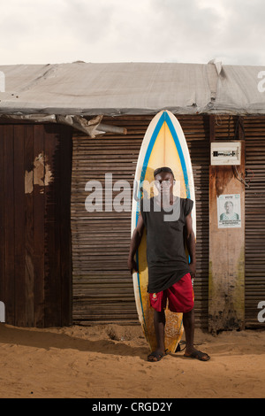 Premiers surfeurs du Libéria - Cottontree à Robertsport Banque D'Images