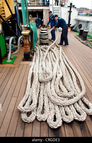 Les marins et les cordes sur le pont du Kruzenshtern, Krusenstern, Allemagne, Schleswig-Holstein, Kiel Banque D'Images