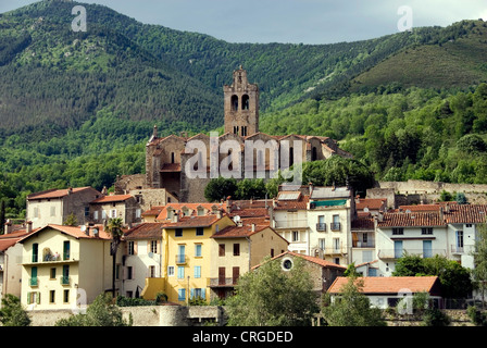 L'église et de ville, France, Pyrénées, Prats de Mollo la Preste Banque D'Images