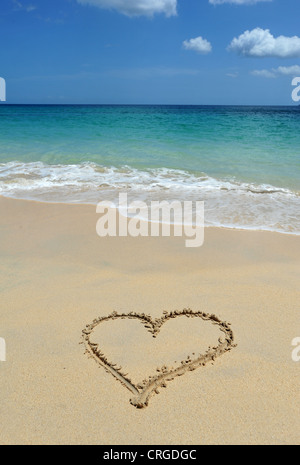 Un coeur dessiné dans le sable, plage de Grand'Anse, Grenade, Caraïbes Banque D'Images