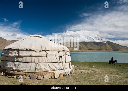 Yourte au Karakul lac en face de l'Muztagh Ata, une partie de la chaîne de montagnes du Karakoram. La province du Xinjiang, Chine Banque D'Images