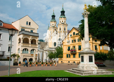 Place du château, Piazza Vescovile et cathédrale avec millenium colonne, Colonna Millenaria, Italie, Trentino-Suedtirol, Brixen Banque D'Images