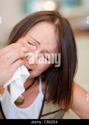 Jeune femme pleurer Banque D'Images