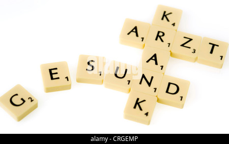 Symbolique pour soins de santé : Scrabble avec des mots gesund, Arzt und krank Banque D'Images