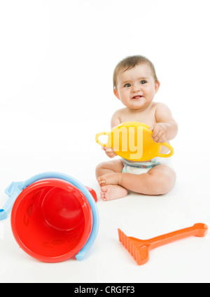 Petit enfant avec les jouets de sable Banque D'Images