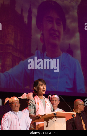 Aung San Suu Kyi rencontre des membres de la communauté birmane au Royal Festival Hall de Londres, en Angleterre, le 22 juin 2012. ANNÉES 2010 ROYAUME-UNI HOMER SYKES Banque D'Images