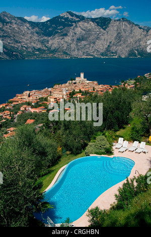 Vue sur le village, Château Scaliger et du Lac de Garde, avec une piscine à l'avant-plan, Italie, Vénétie, Malcesine Banque D'Images