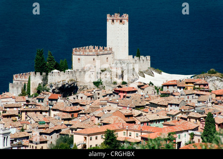 Vue sur le village et le Château Scaliger, Italie, Vénétie, Malcesine Banque D'Images