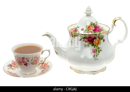 Théière porcelaine vintage avec une tasse de thé - studio photo avec un fond blanc Banque D'Images