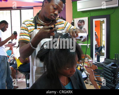 Jeune femme noire et coiffure dans un salon de coiffure, d'Haïti, Province de l'Ouest, Delmas, Port-au-Prince Banque D'Images