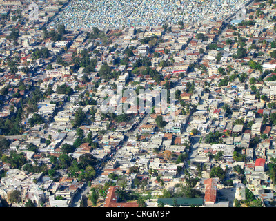 Vue de dessus sur la zone à forte densité de population de la capitale, grand cimetière sur le bord supérieur de l'image, Haïti, Province de l'Ouest, Bourdon, Port-au-Prince Banque D'Images