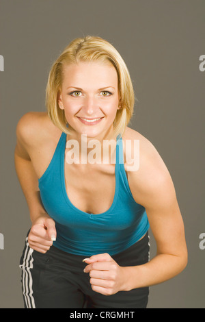 Jeune blonde sportive woman running Banque D'Images